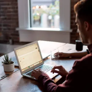 Mies tekemässä töitä tietokoneella.