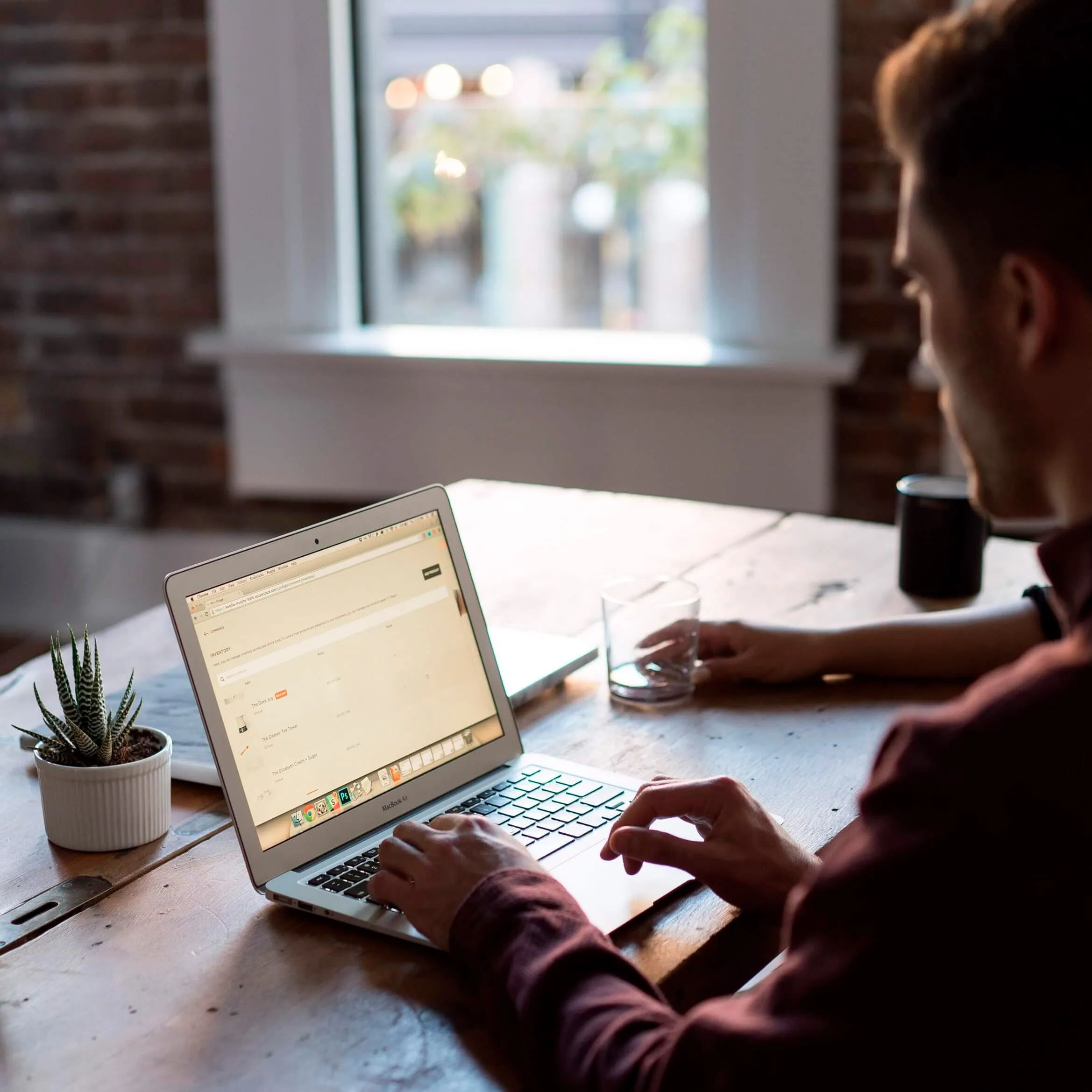 Mies tekemässä töitä tietokoneella.