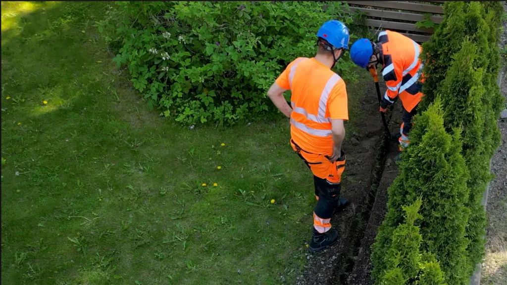 Valokuidun asentaminen pihassa.