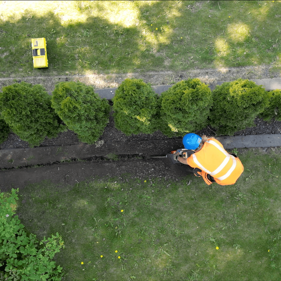 Asentaja tekemässä valokuituasennusta ulkona.