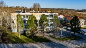 Kerrostaloyhtiö, jonka ympärillä metsää ja luontoa