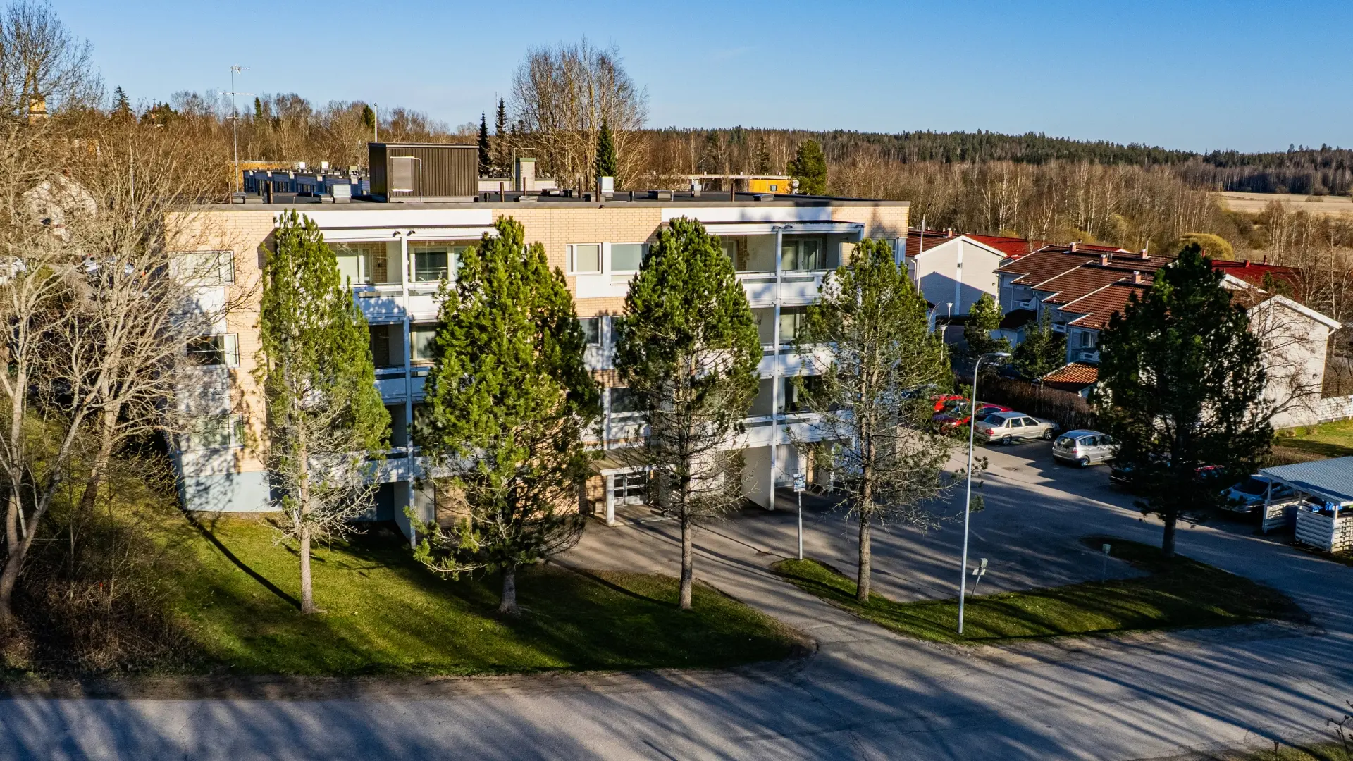 Kerrostaloyhtiö, jonka ympärillä metsää ja luontoa