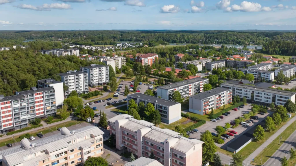 Kerrostaloja ja luontoa ympärillä