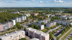 Kerrostaloja ja luontoa ympärillä