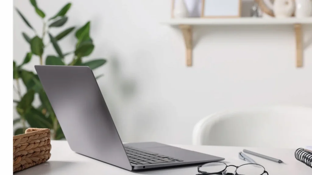 Työhuone jossa kannettava tietokone