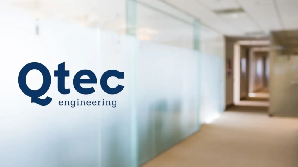 QTec Engineering -logo ja taustalla toimistotila