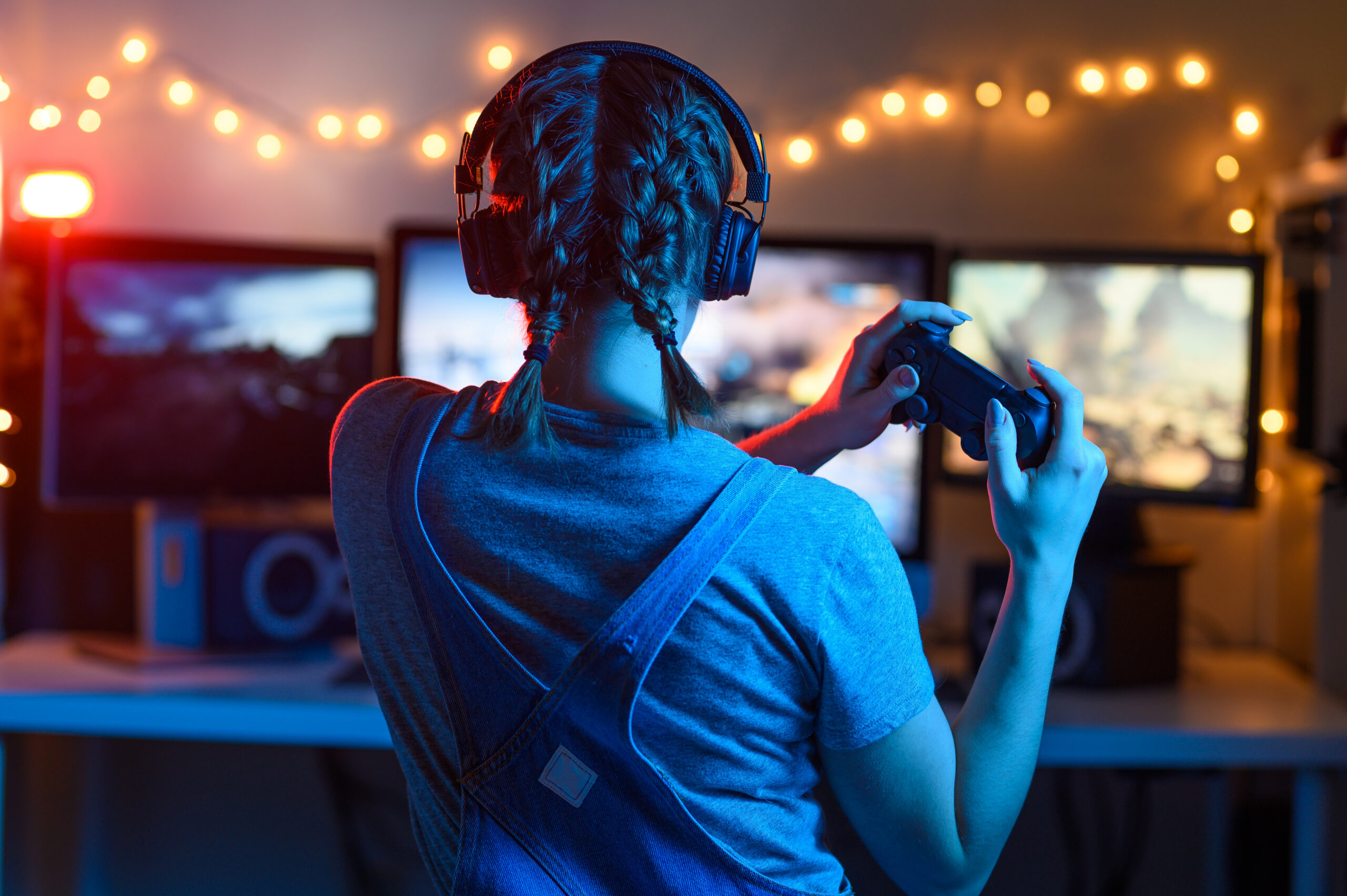 Nuori tyttö pelaamassa tietokoneella.